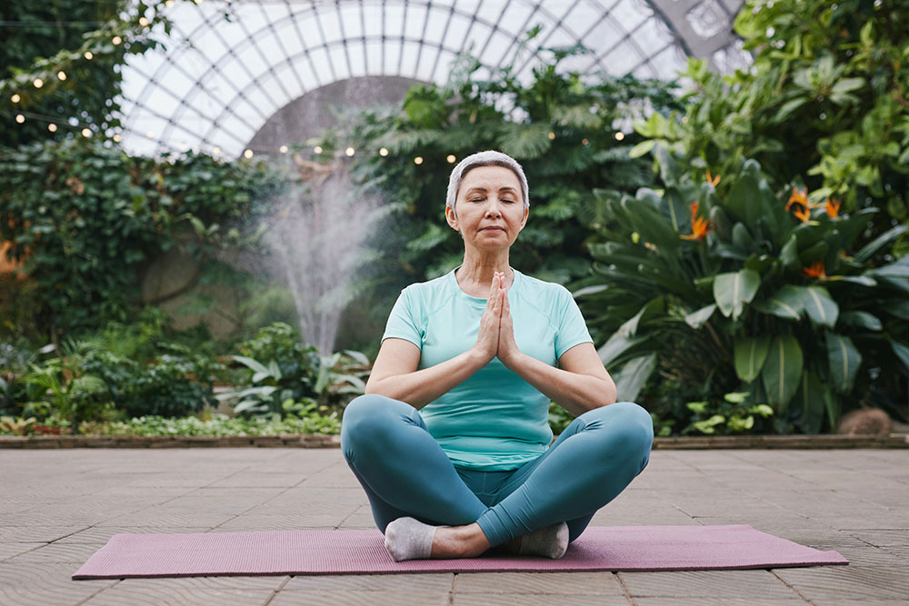 Mujer mayor meditando.