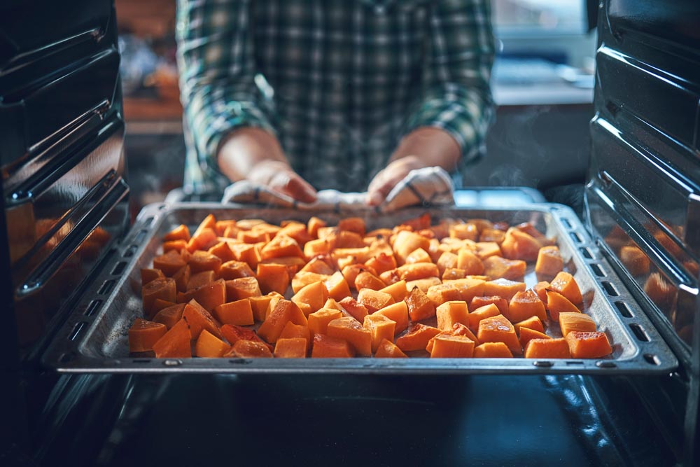 Poner batatas picadas en el horno.