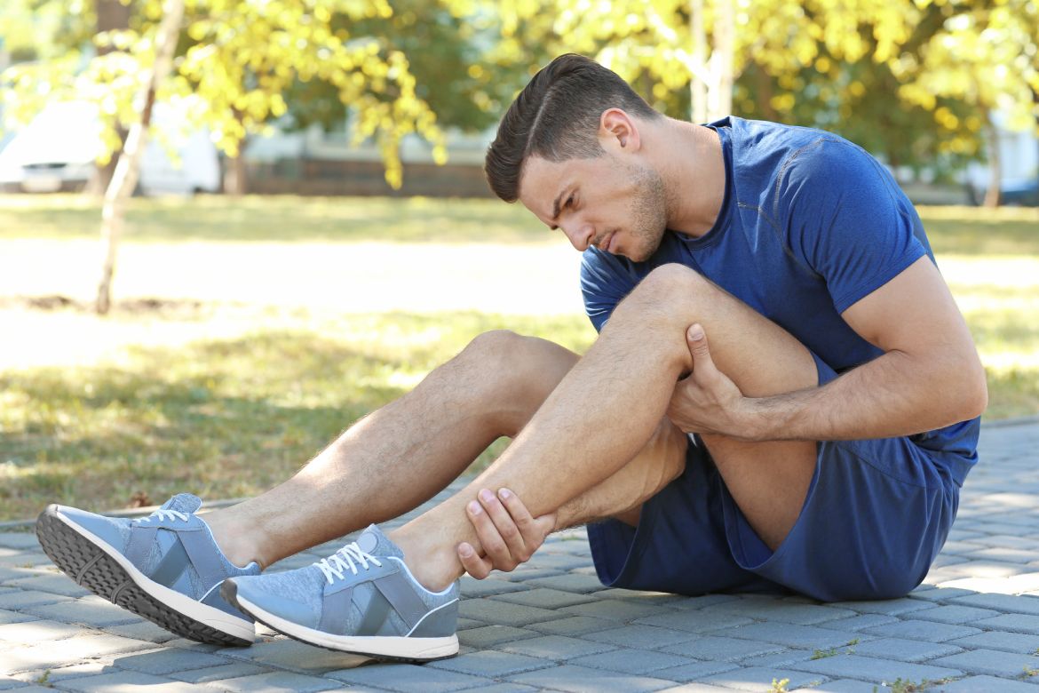 joven, sufrimiento, de, dolor, en, pierna, aire libre