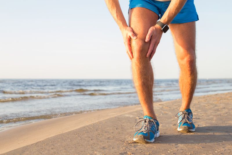 Hombre que tiene dolor en la rodilla